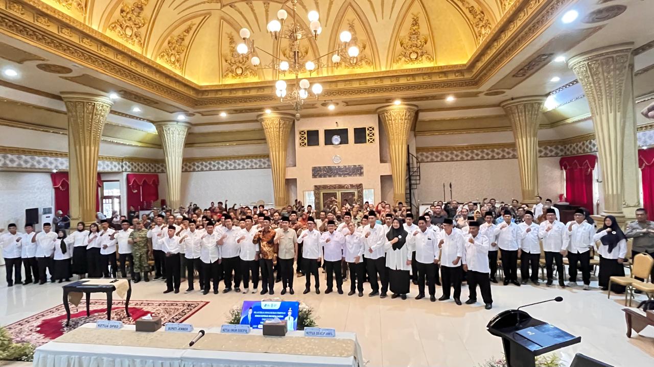 Gus Fawait Lantik Pengurus Dekopinda Jember 2026-2030, Dorong Koperasi Masuk Sekolah