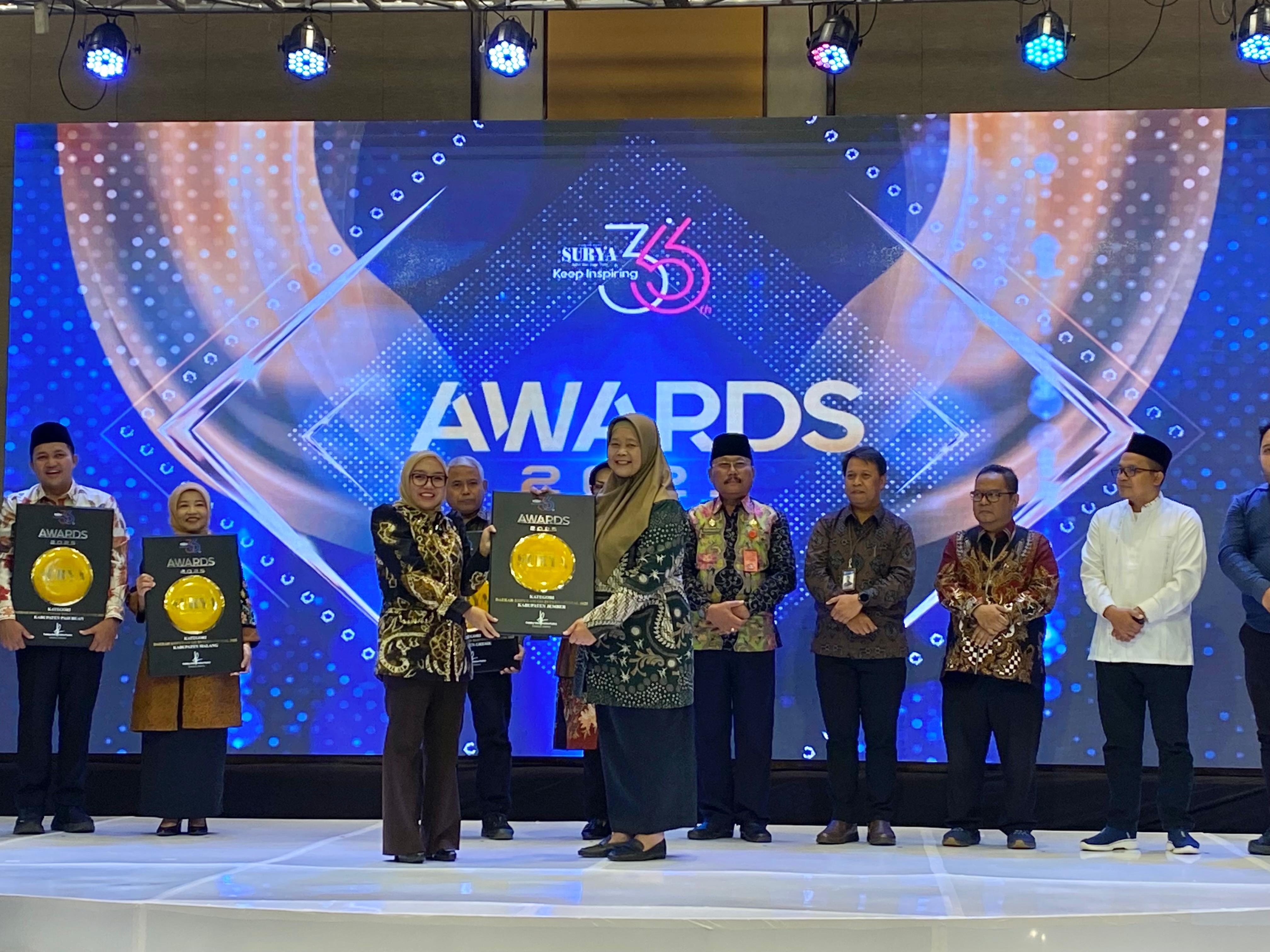 Pemkab Jember Raih Penghargaan “Daerah Koperasi Go Internasional” pada Surya Awards 2025 di Surabaya