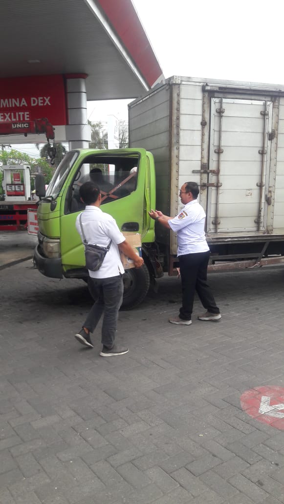 Diskopum Jember Bagikan Makanan kepada Warga yang Antre BBM di Pom Pakusari