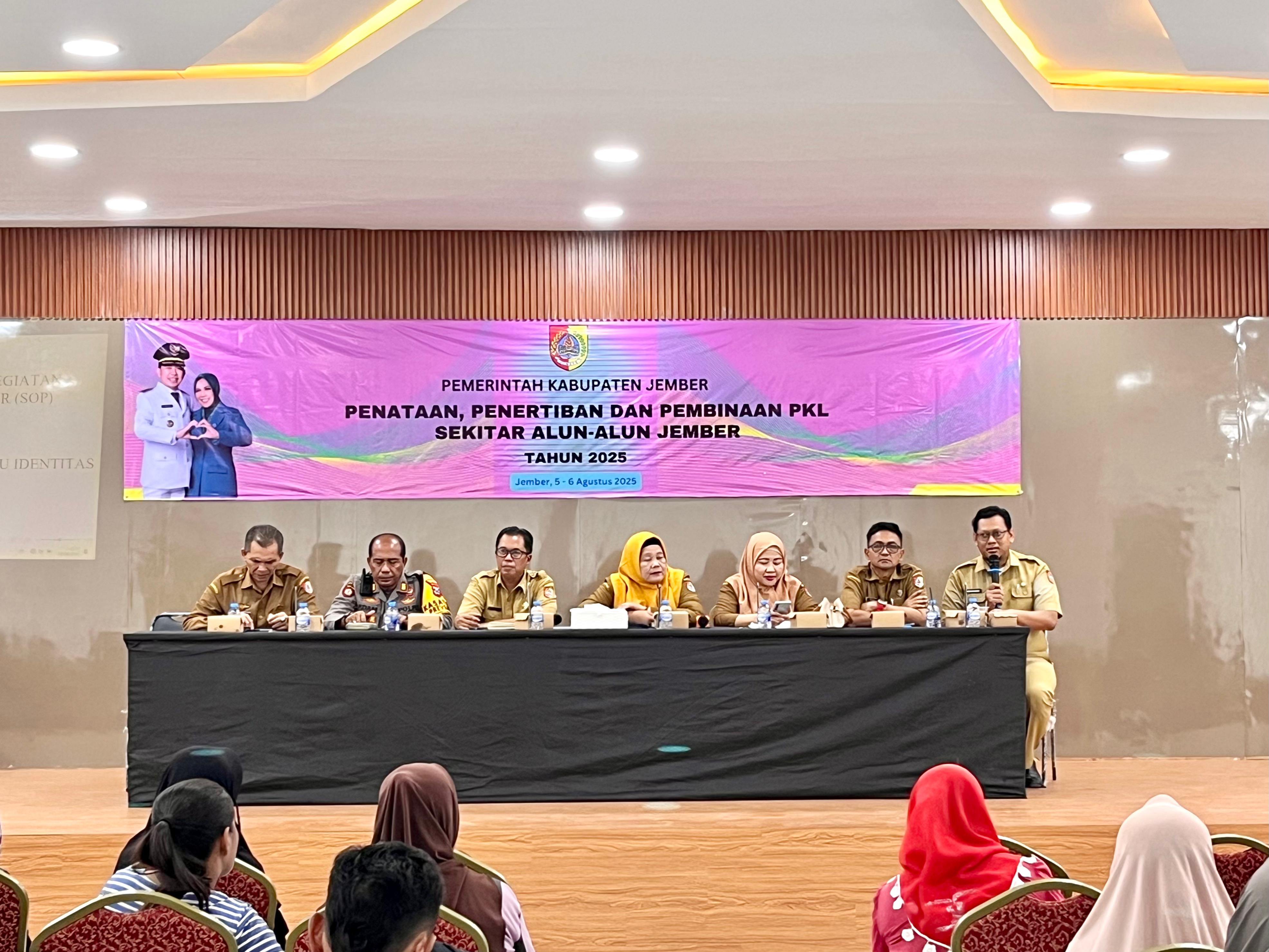 Diskopum Jember Gelar Rapat Koordinasi Penataan PKL Sekitar Alun-Alun di Gedung Jember Nusantara