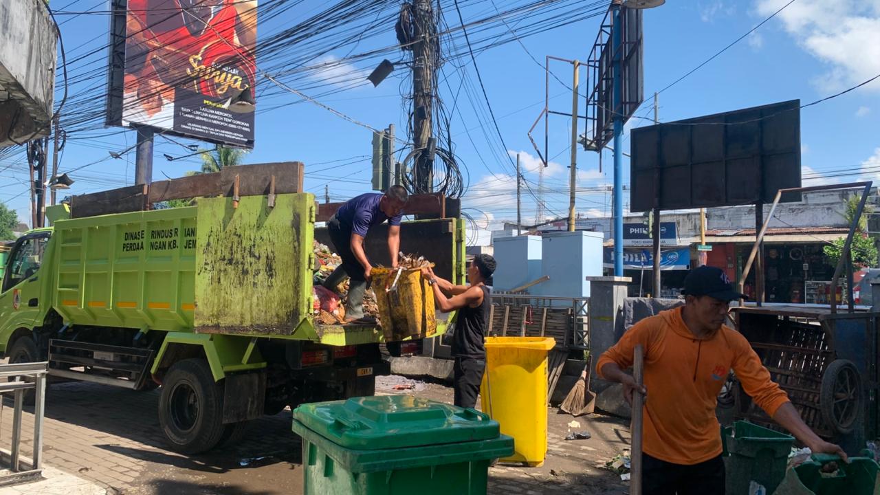 Lawan Kesan Kumuh, Pasukan Oranye Diskopumdag Jember Sisir Sampah di Pasar Mangli