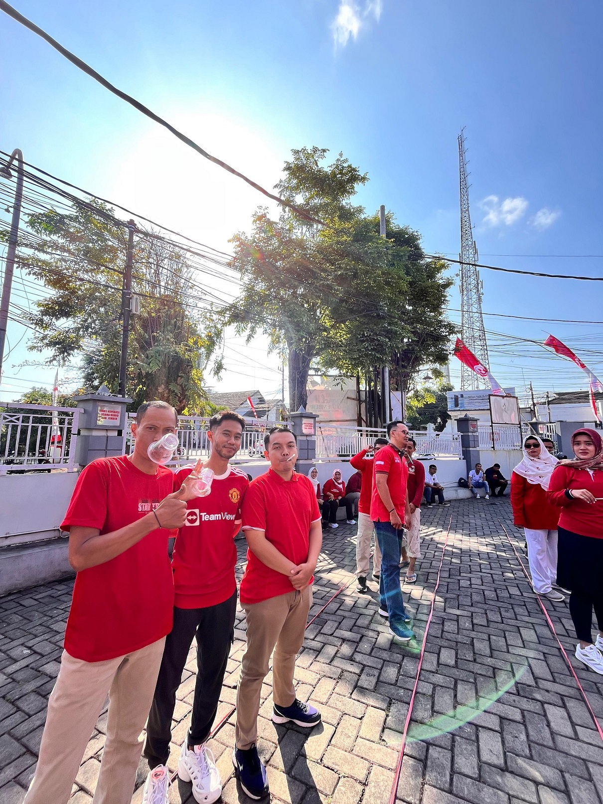 Estafet Gelas dan Tebak Kata Meriahkan Pekan Ketiga Lomba Agustusan Diskopum Jember