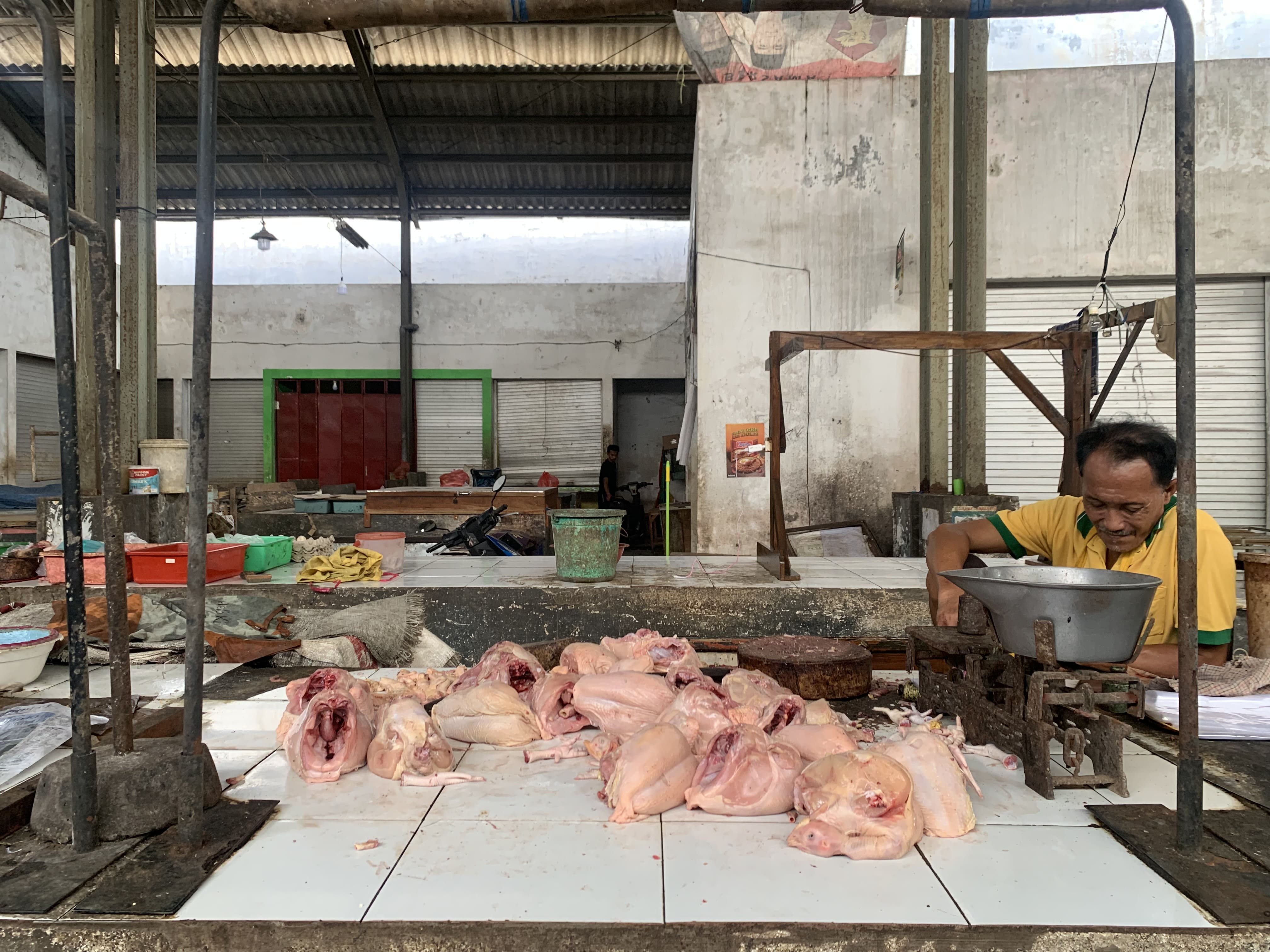 Pantau Harga Bapokting Bersama Pasar Murah, Diskopumdag Jember Turun ke Pasar Mangli