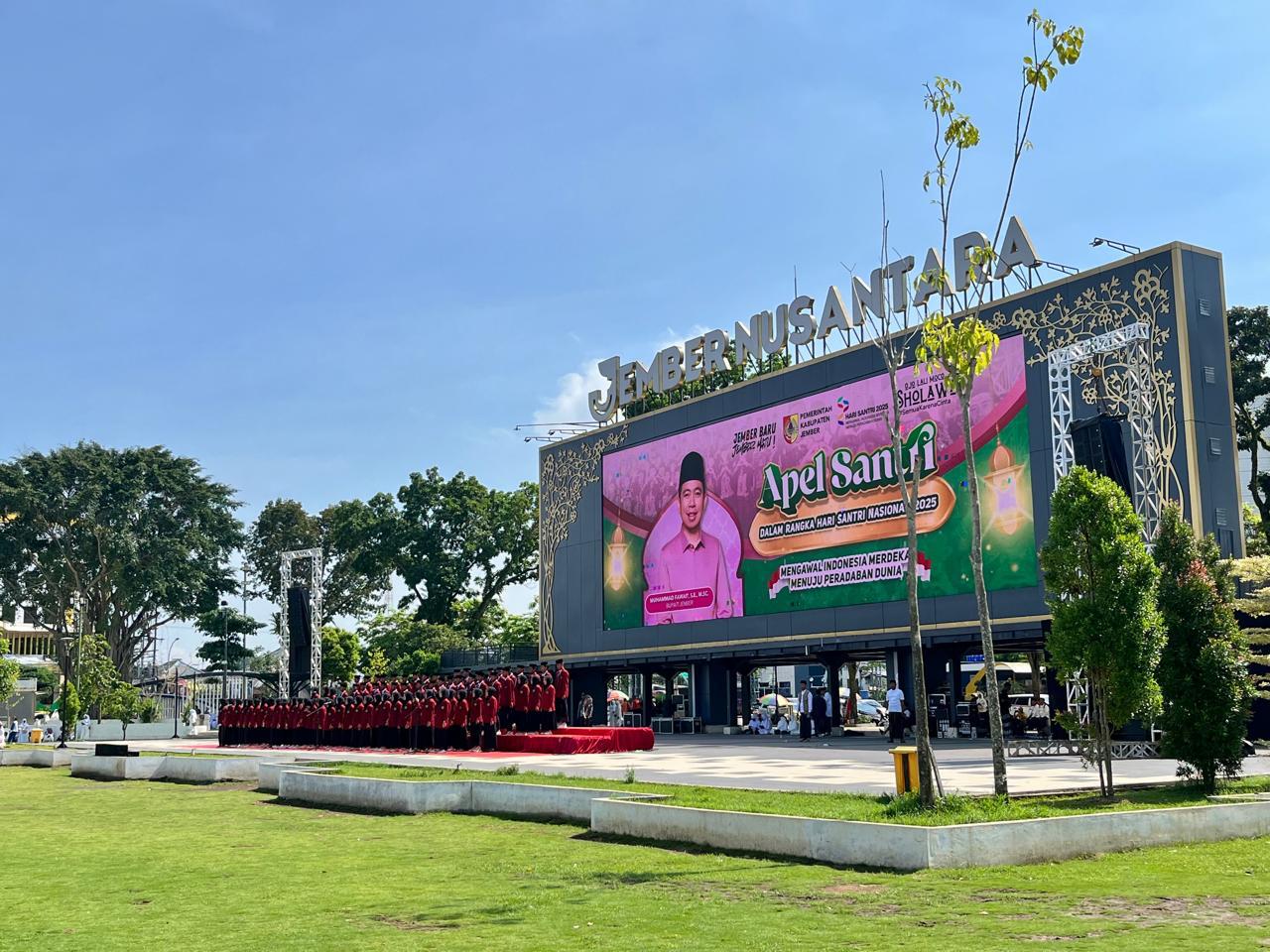 Diskopum Jember Beri Penghargaan Santripreneur Terbaik pada Apel Hari Santri Nasional 2025 di Alun-Alun Jember