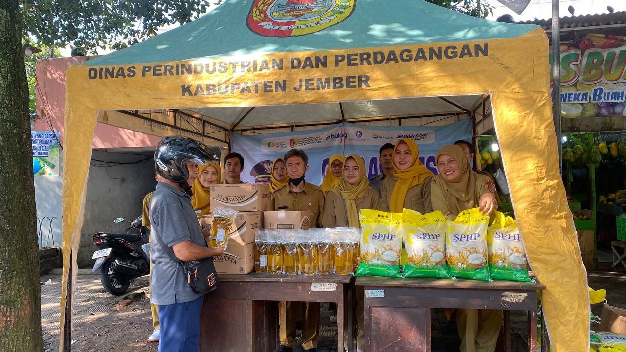 Tekan Harga Bahan Pokok, Diskopumdag Jember Gelar Operasi Pasar di Pasar Tanjung