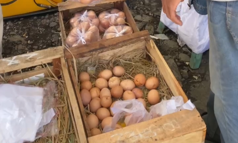 Warga Balung Serbu Telur di Pasar Murah Hingga Habis terjual