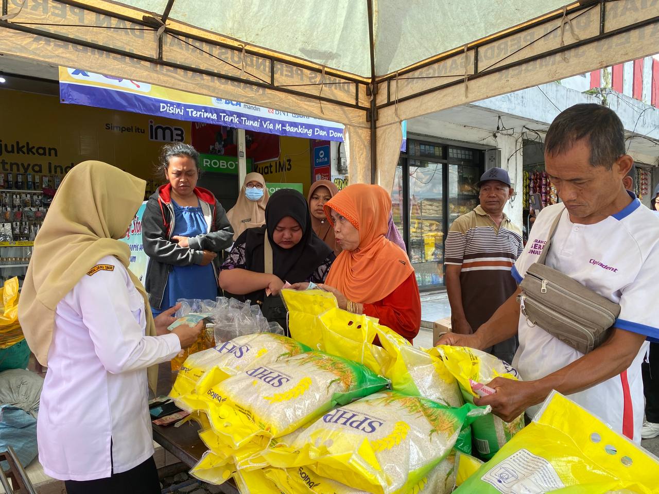 Warga Sambut Positif Operasi Pasar di Pasar Mangli