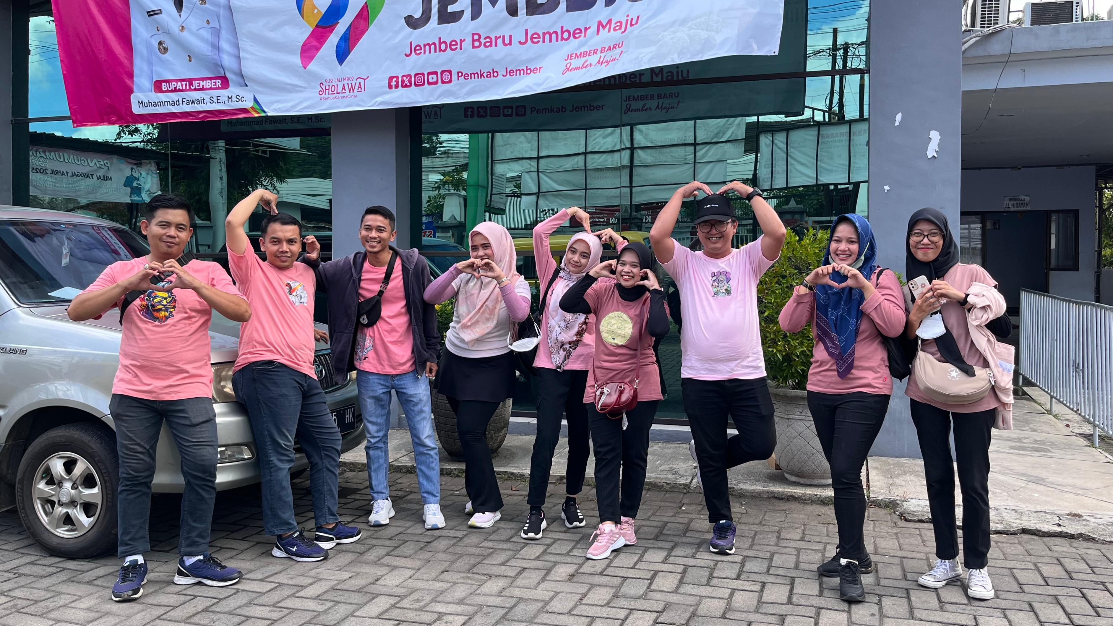 Olahraga Sore Bersama di JSG Dirangkai Penyerahan SK PPPK Paruh Waktu, 17 Staf Diskopum Jember Resmi Terima SK
