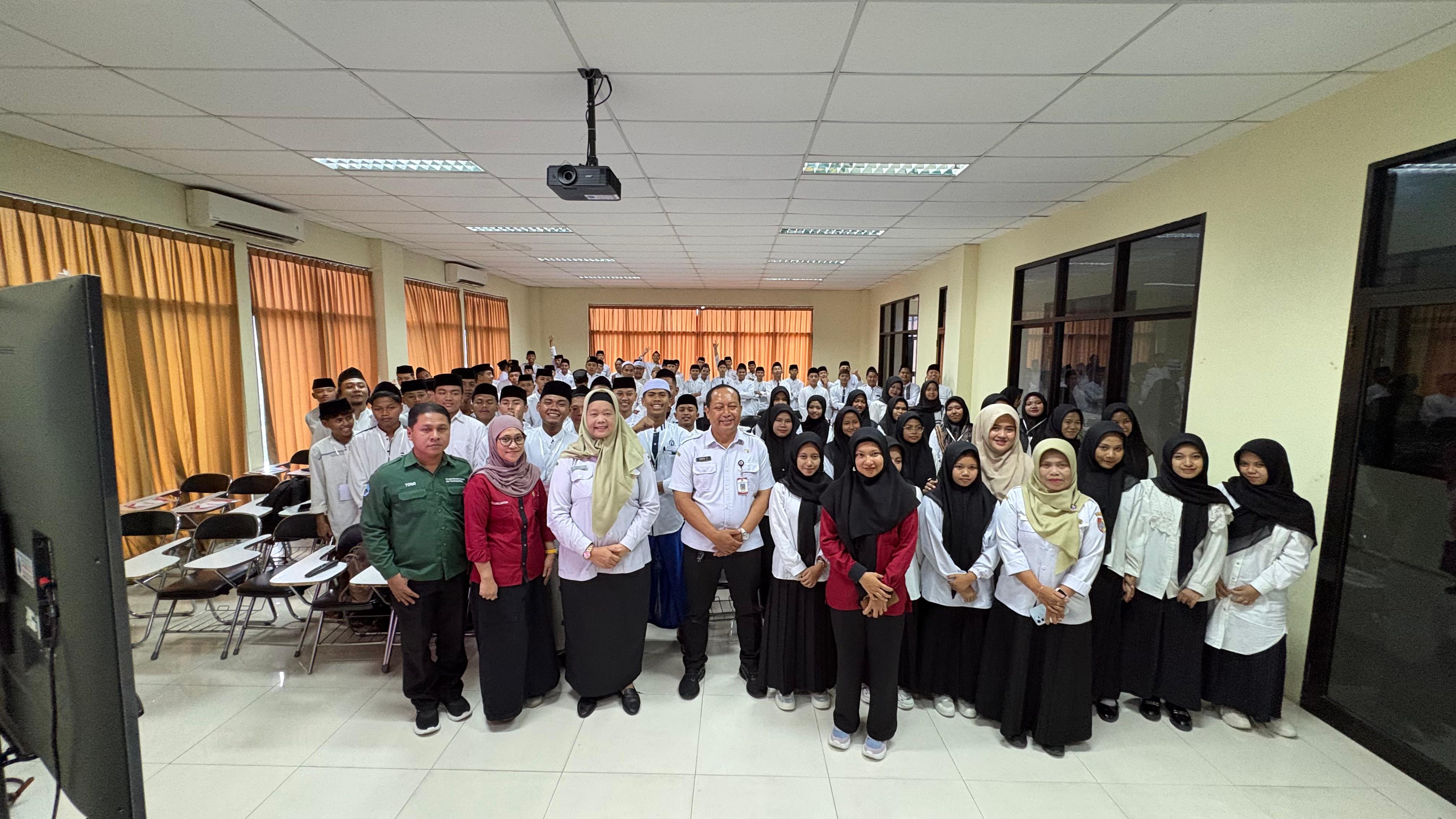 Pelatihan Vocasional Santripreneur: Santri Jember Belajar Jadi Wirausaha Melalui Kue Kering dan Mie Kering