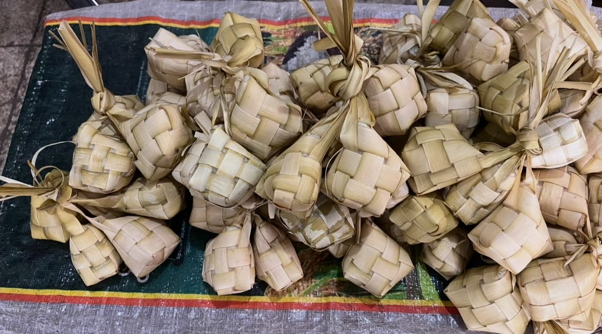 Momentum Lebaran Ketupat, Dongkrak Penjualan Ketupat di Pasar Tanjung Jember