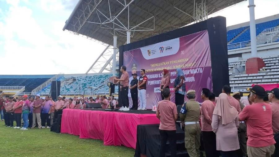 Olahraga Sore Bersama di JSG Dirangkai Penyerahan SK PPPK Paruh Waktu, 17 Staf Diskopum Jember Resmi Terima SK