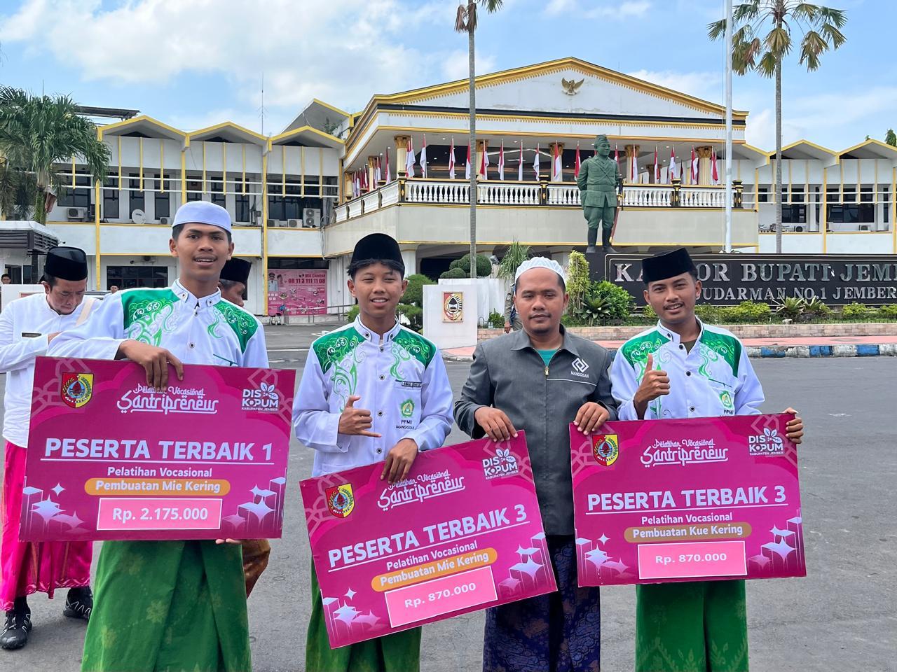 Diskopum Jember Beri Penghargaan Santripreneur Terbaik pada Apel Hari Santri Nasional 2025 di Alun-Alun Jember