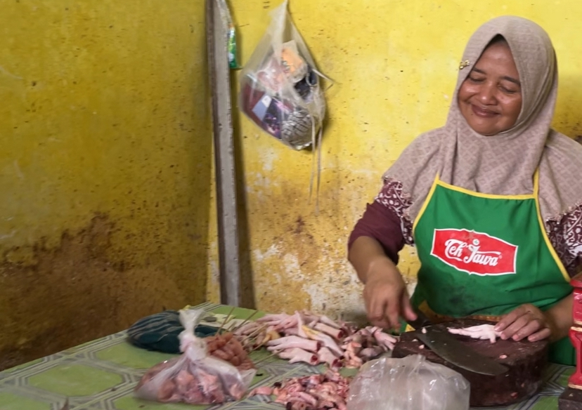 Pantau Harga Bapokting Bersama Pasar Murah, Diskopumdag Jember Turun ke Pasar Mangli