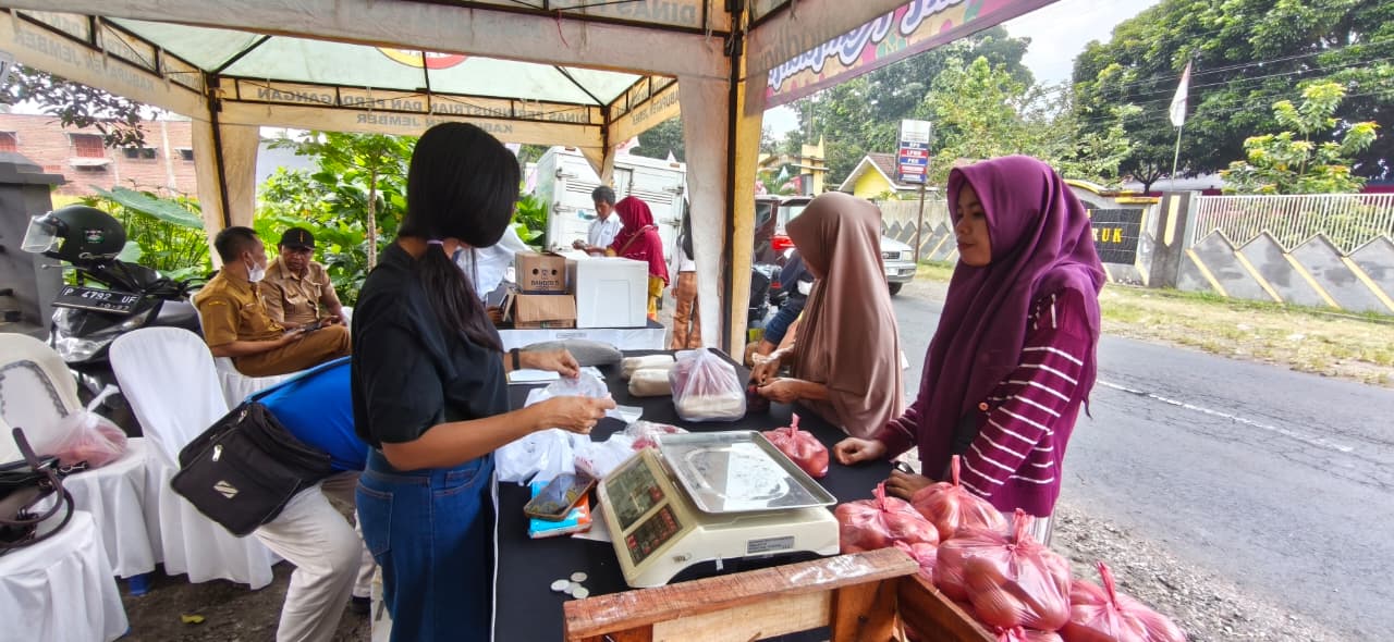 Pasar Murah Ramadhan di Balai Desa Sumber Jeruk, Kecamatan Kalisat Disambut  Antusias Warga