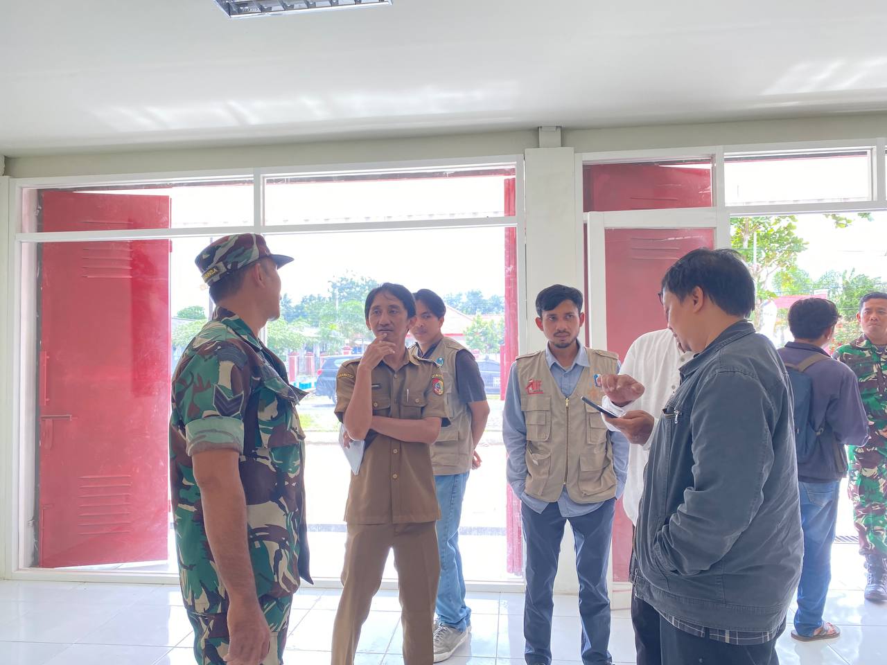Diskopukmdag Jember Monitoring Pembangunan Gerai Koperasi Desa Merah Putih di Ajung