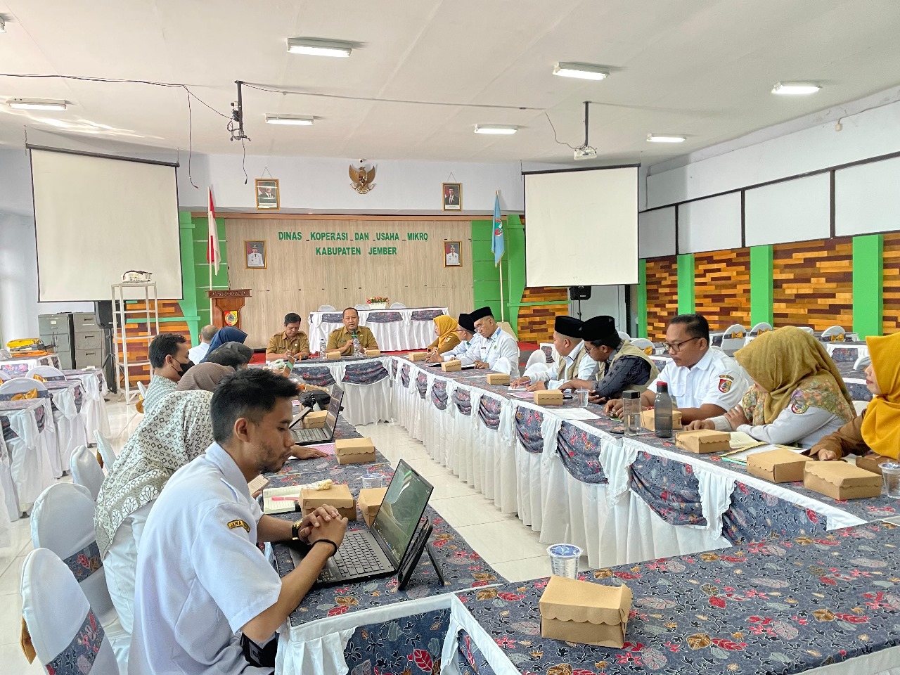 Dinas Koperasi dan Usaha Mikro Jember Gelar Rapat Bersama Lembaga Sertifikasi Halal