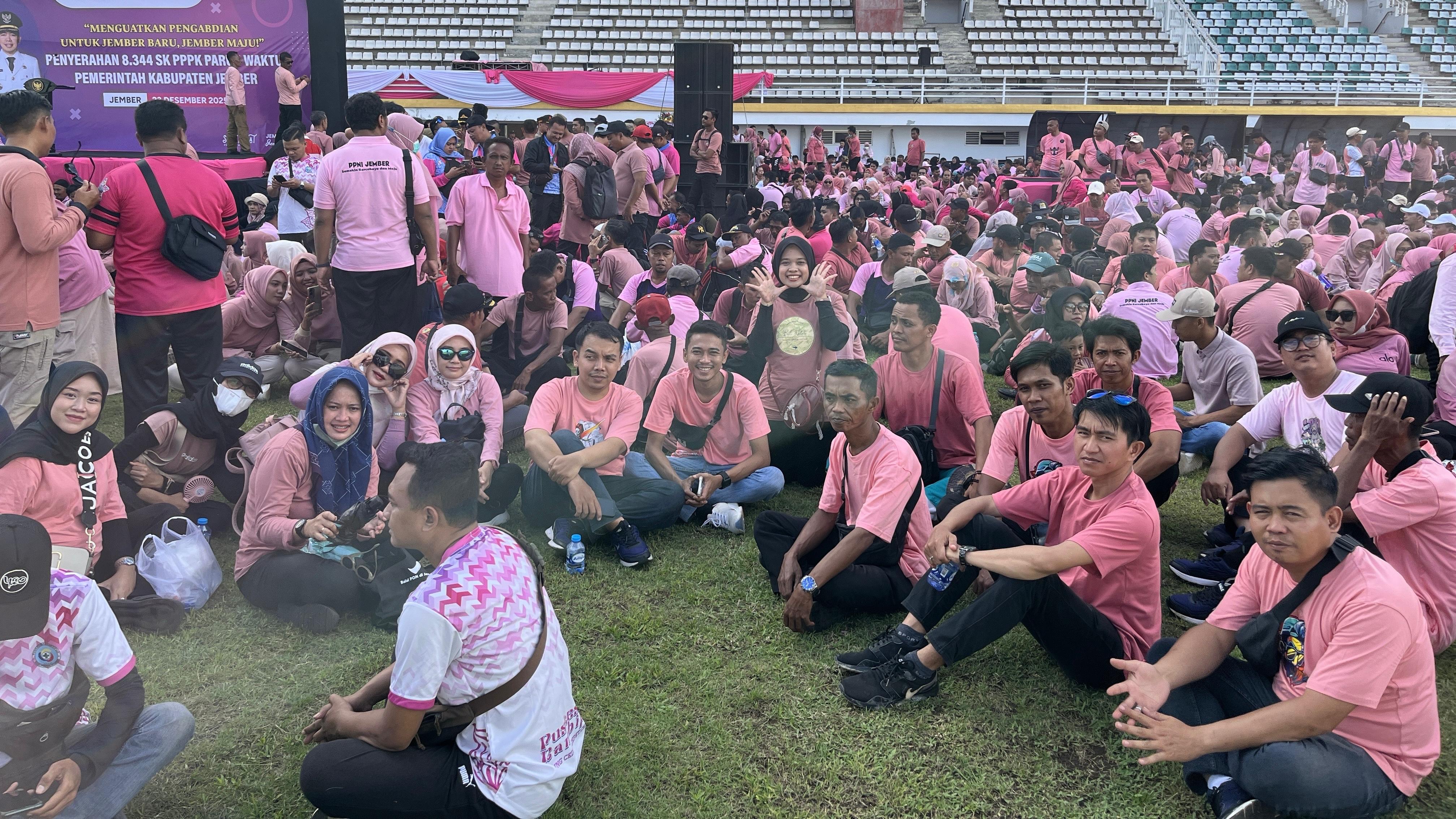 Olahraga Sore Bersama di JSG Dirangkai Penyerahan SK PPPK Paruh Waktu, 17 Staf Diskopum Jember Resmi Terima SK
