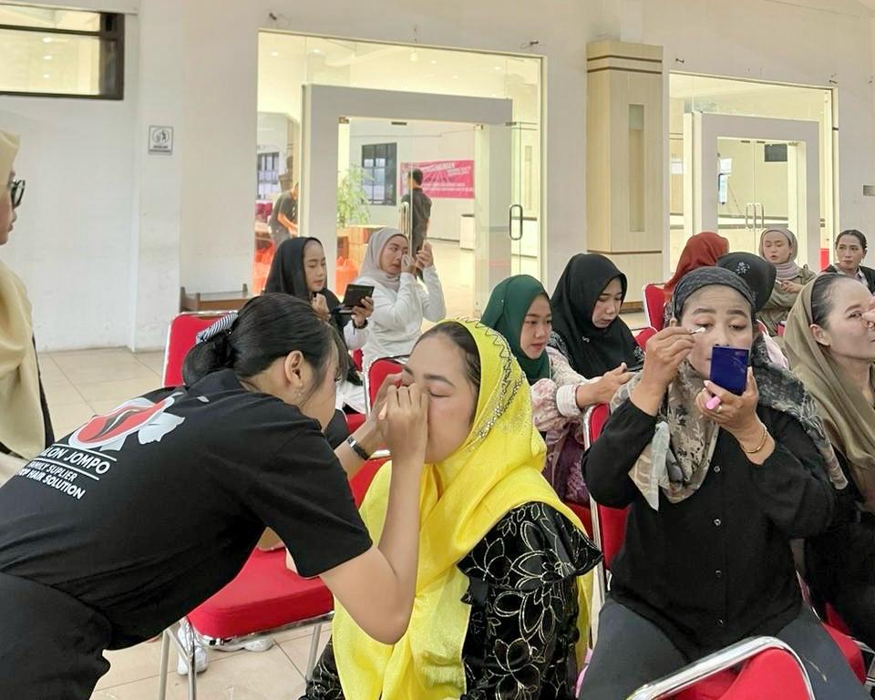 Pelatihan Tata Rias Make Up Artist (MUA), Dorong Kemandirian dan Kreativitas Perempuan di Jember