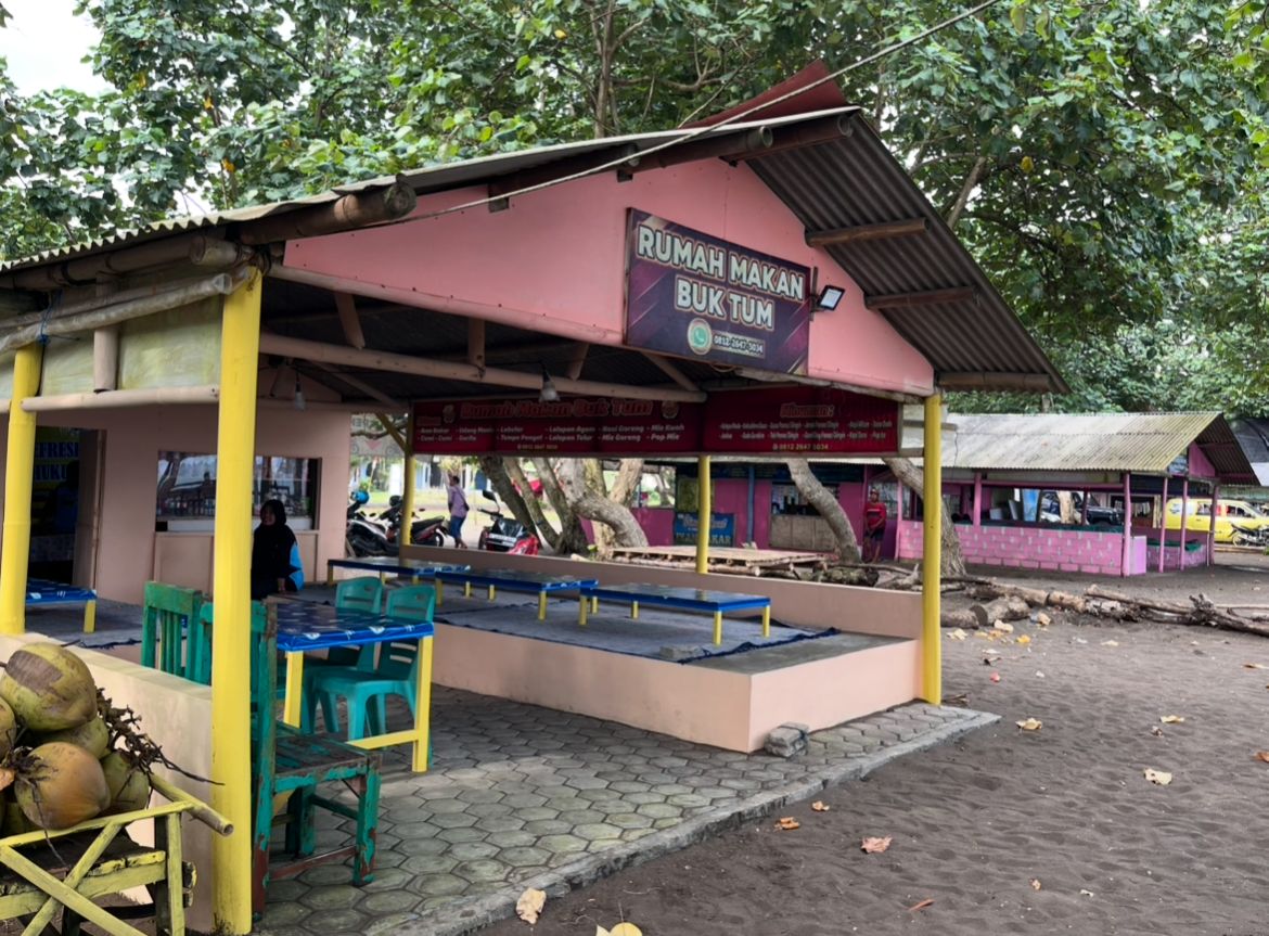 Libur Lebaran, UMKM dan PKL di Kawasan Pantai Watu Ulo Alami Peningkatan Penjualan