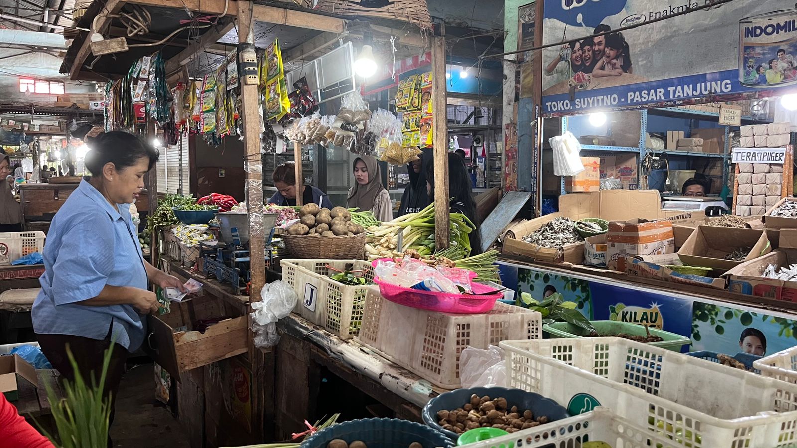 Kabar Baik dari Pasar Tanjung: Diskopumdag Jember Pantau Harga Komoditas Mulai Turun Pascalebaran
