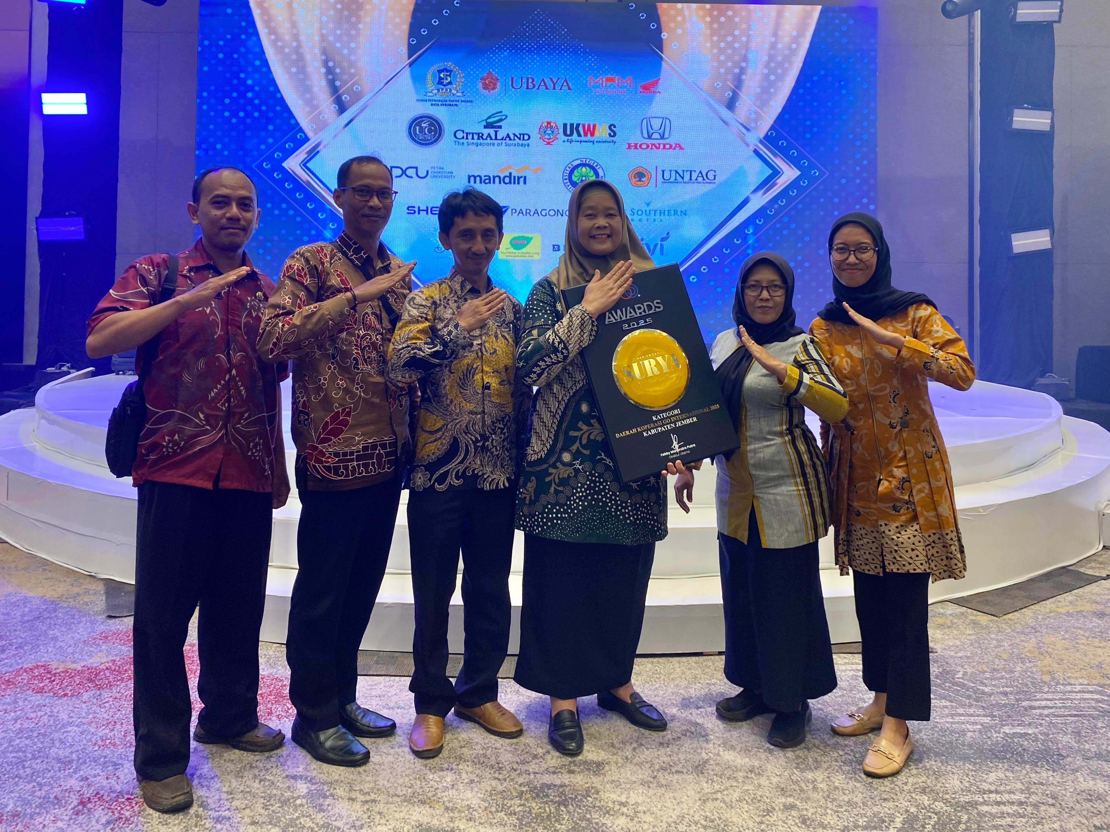 Pemkab Jember Raih Penghargaan “Daerah Koperasi Go Internasional” pada Surya Awards 2025 di Surabaya