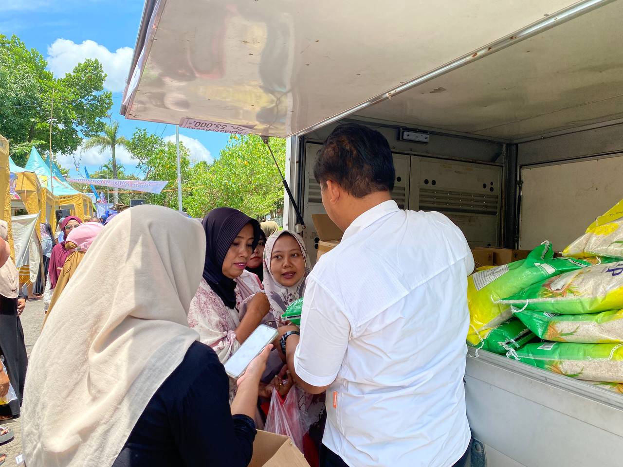 Jaga Dompet Rakyat, Diskopumdag Jember Guyur Bahan Pokok Murah di Balung