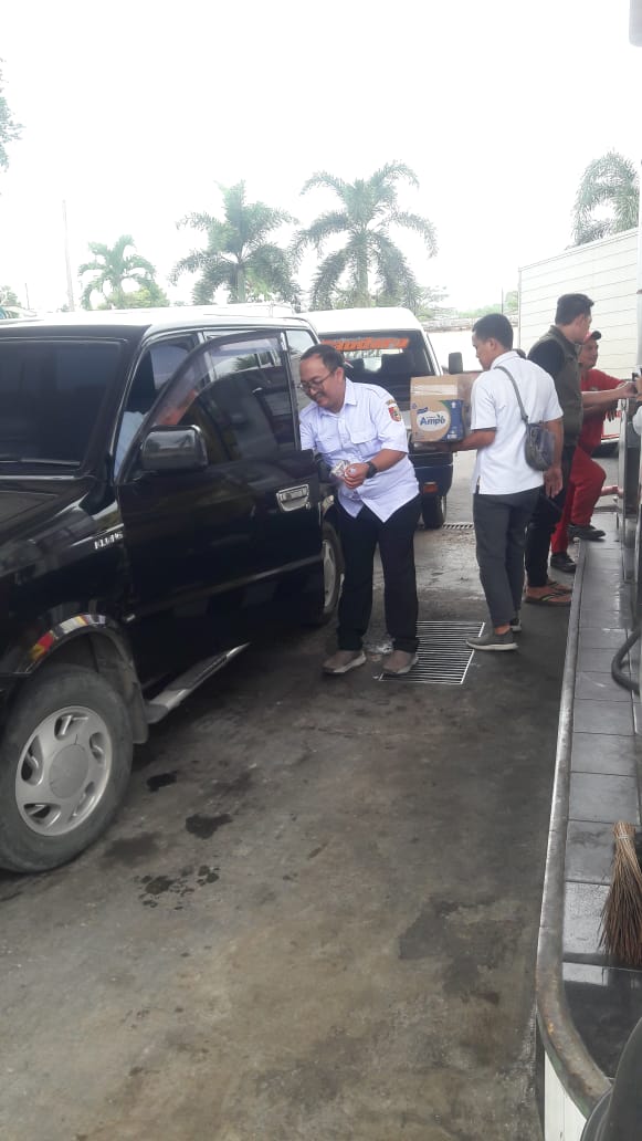 Diskopum Jember Bagikan Makanan kepada Warga yang Antre BBM di Pom Pakusari