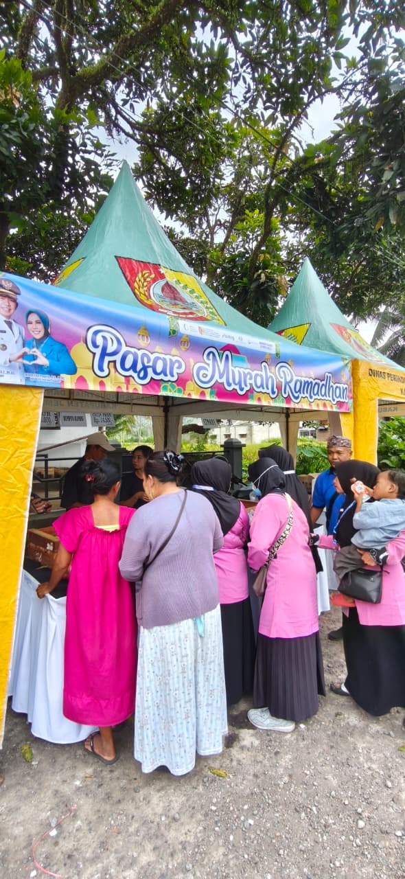 Pasar Murah Ramadhan di Balai Desa Sumber Jeruk, Kecamatan Kalisat Disambut  Antusias Warga