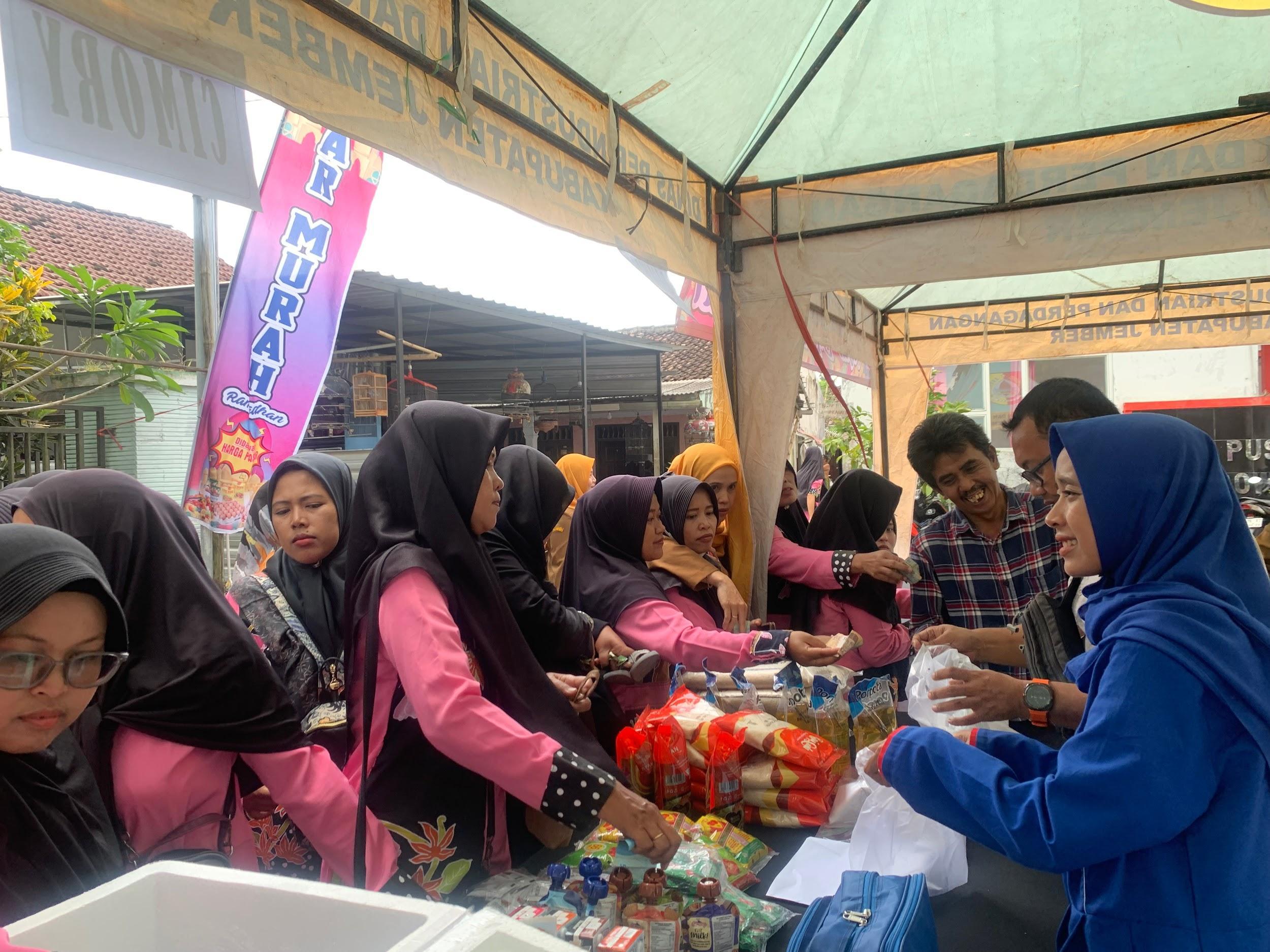 Pasar Murah Warnai Safari Ramadhan Pemkab Jember di Desa Wirowongso