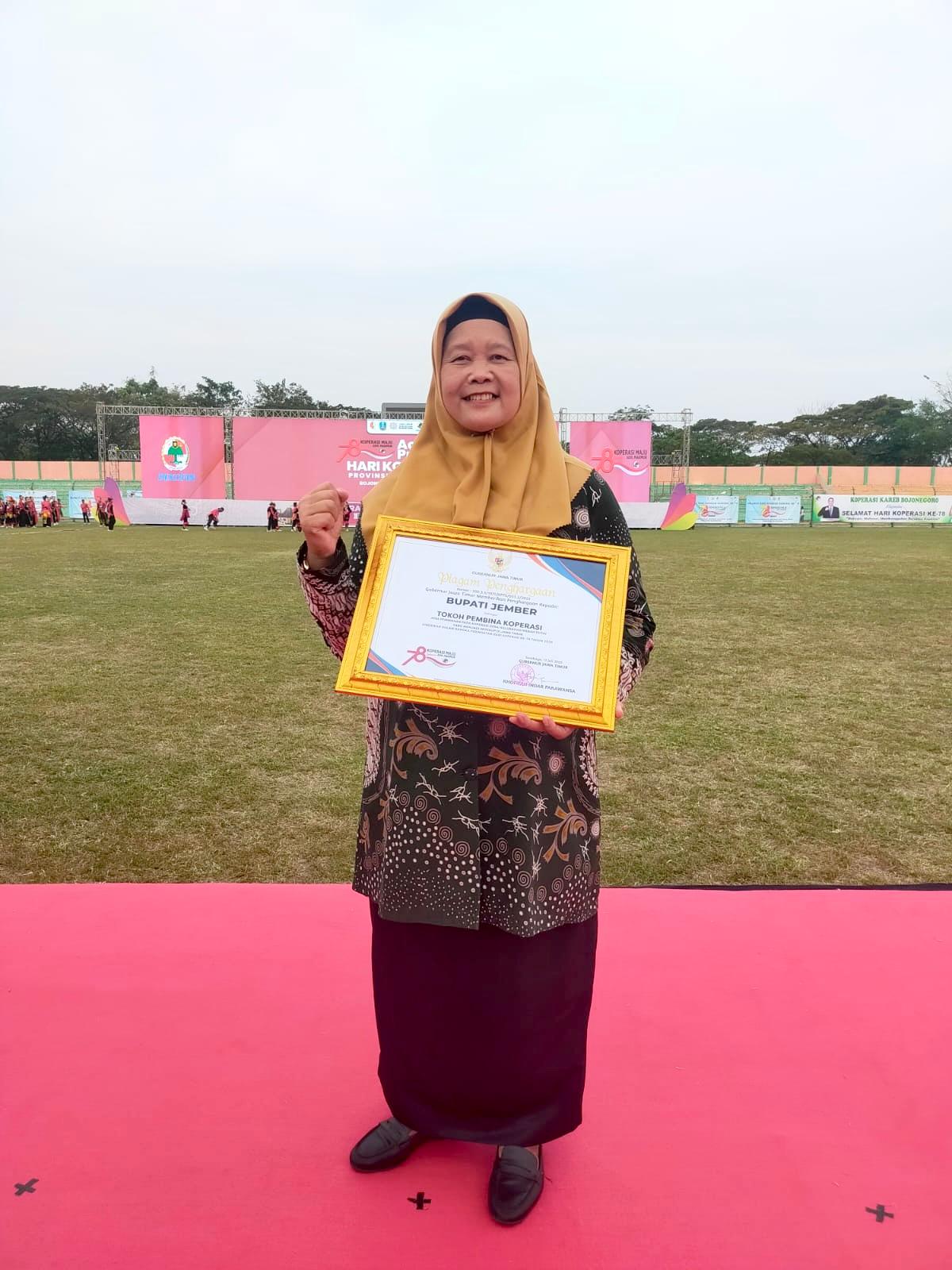 Kabupaten Jember Terima Penghargaan Tokoh Pembina Koperasi pada Peringatan Harkop ke-78 Provinsi Jatim di Bojonegoro