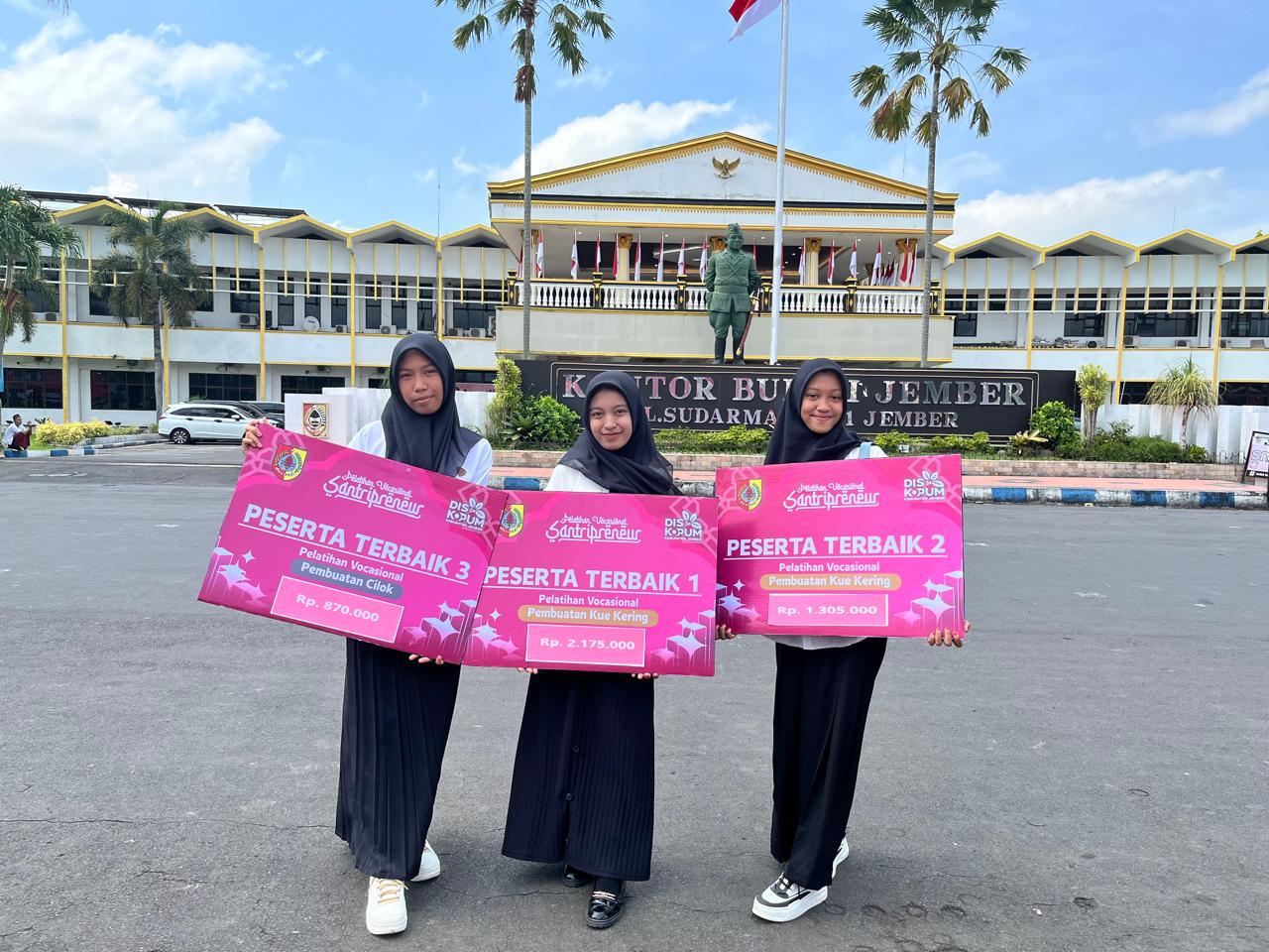 Diskopum Jember Beri Penghargaan Santripreneur Terbaik pada Apel Hari Santri Nasional 2025 di Alun-Alun Jember