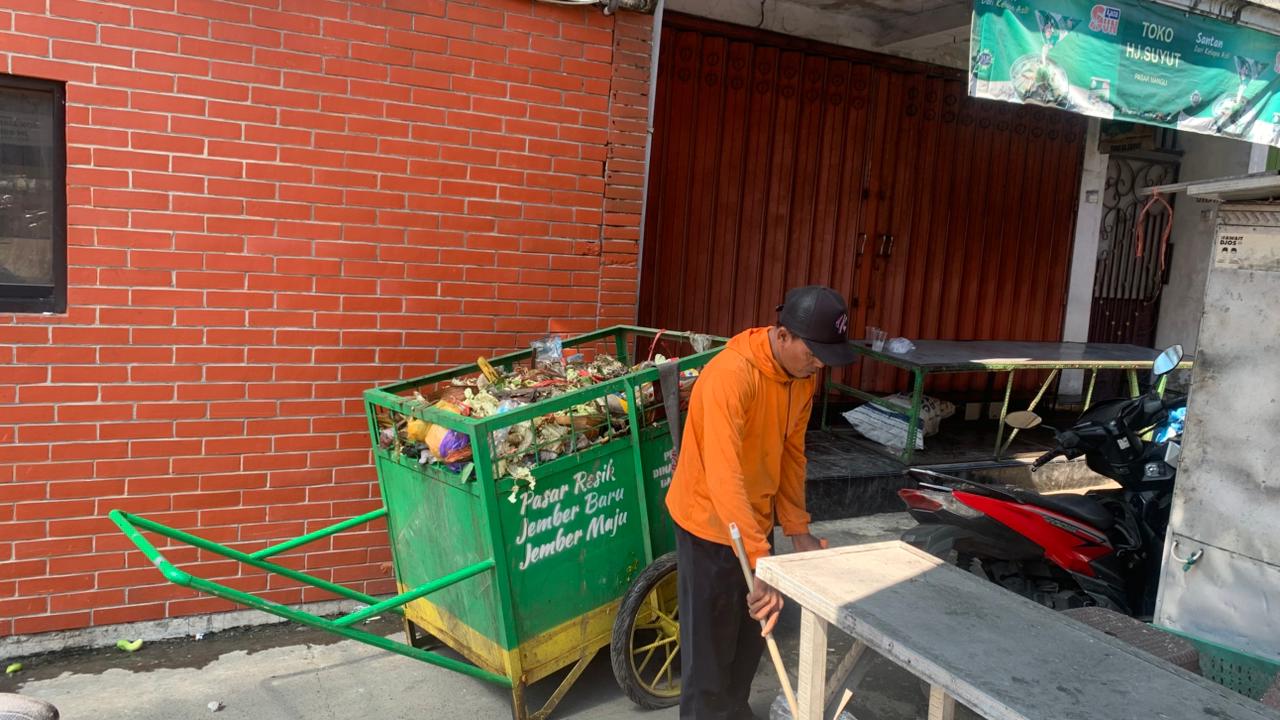 Lawan Kesan Kumuh, Pasukan Oranye Diskopumdag Jember Sisir Sampah di Pasar Mangli