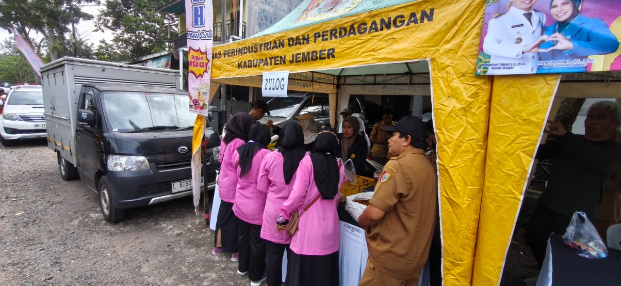 Pasar Murah Ramadhan di Balai Desa Sumber Jeruk, Kecamatan Kalisat Disambut  Antusias Warga
