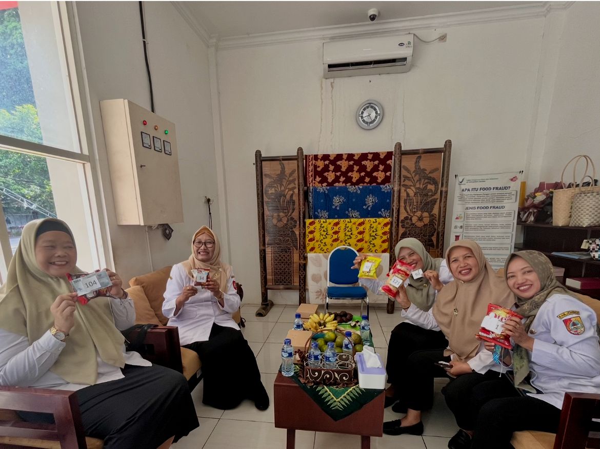 Hiburan Tarik Benang Warnai Kebersamaan Halal Bihalal DisKopUKMDag