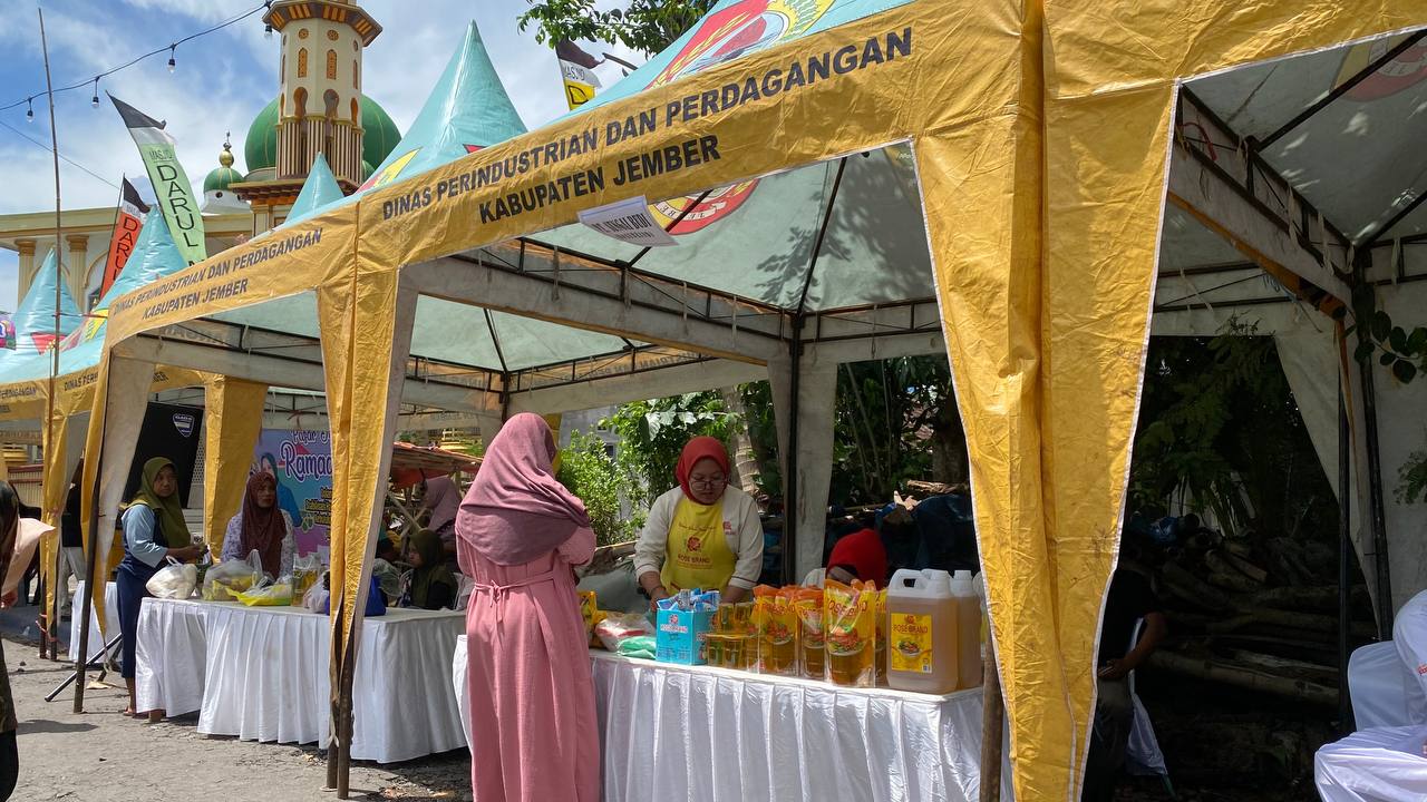 Jaga Dompet Rakyat, Diskopumdag Jember Guyur Bahan Pokok Murah di Balung