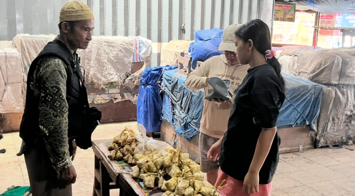 Momentum Lebaran Ketupat, Dongkrak Penjualan Ketupat di Pasar Tanjung Jember