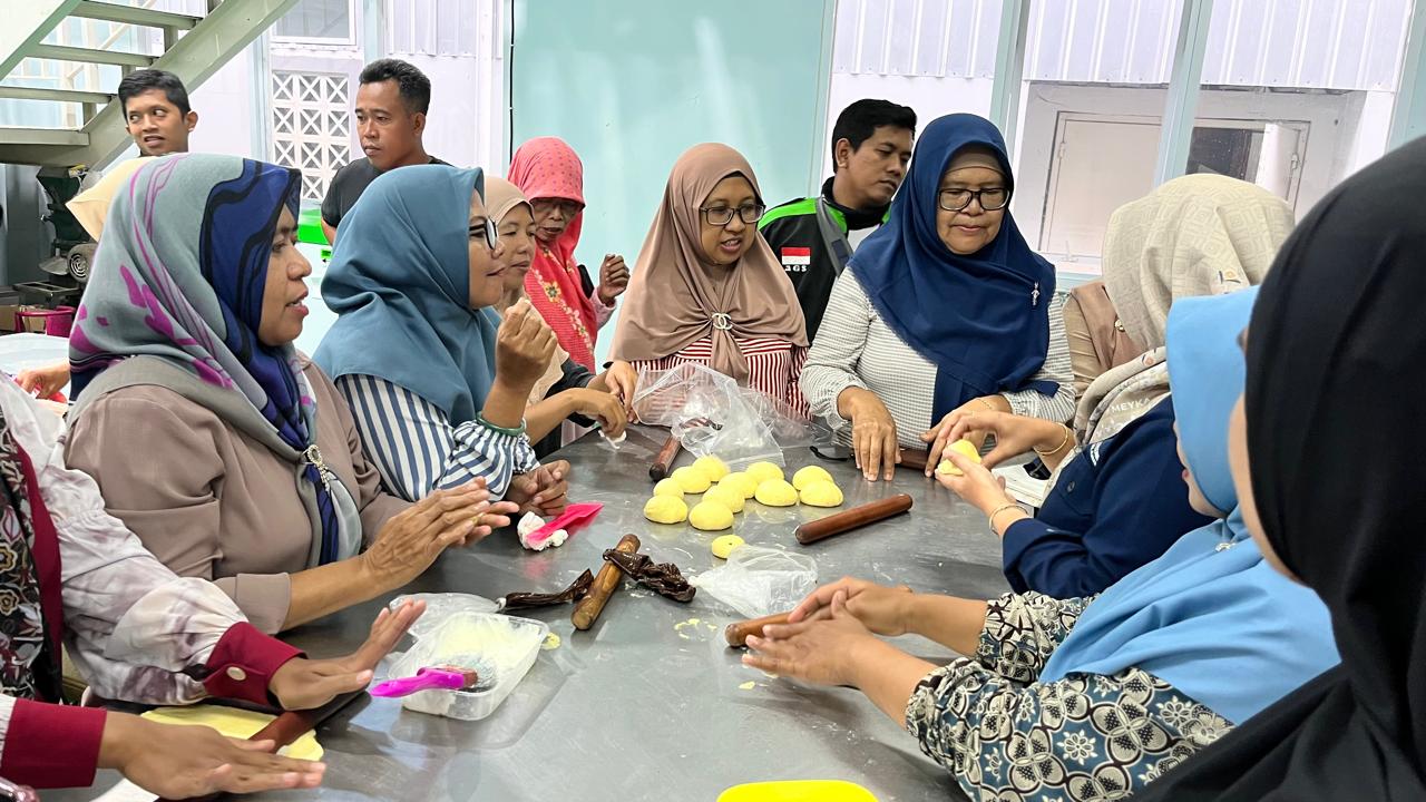 Diskopum Jember Selenggarakan Dua Pelatihan UMKM untuk Keluarga Ojek Online
