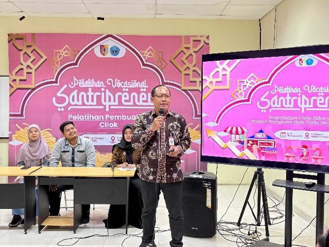 Hari Kedua Pelatihan Vocasional Santripreneur: Santri Jember Belajar Produksi Kerupuk Udang dan Cilok