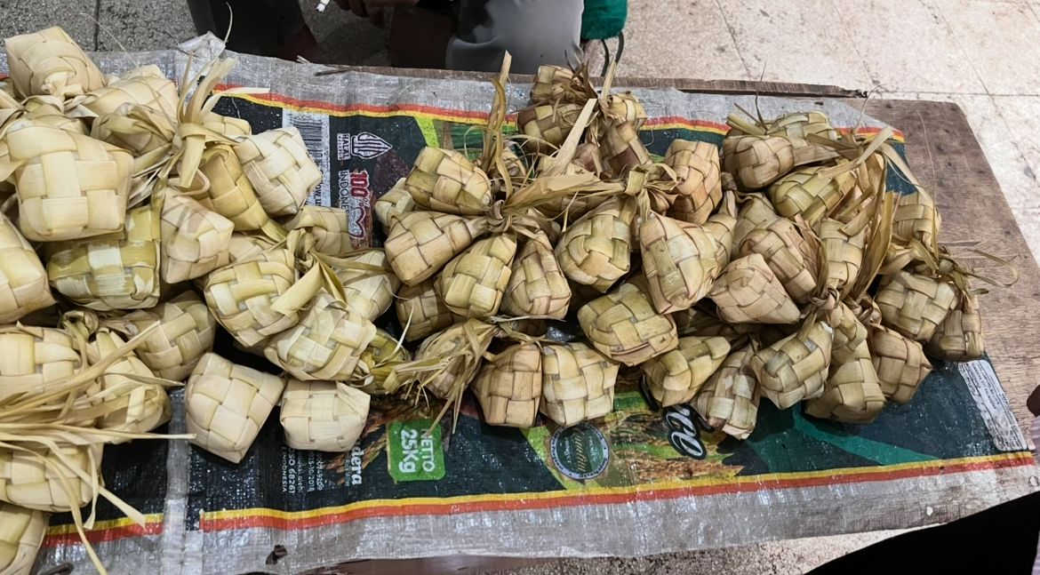 Momentum Lebaran Ketupat, Dongkrak Penjualan Ketupat di Pasar Tanjung Jember