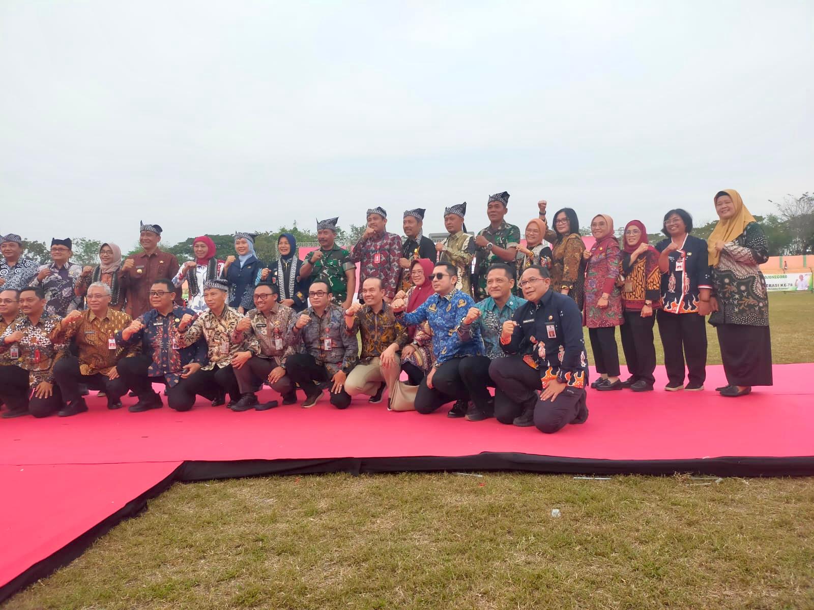 Kabupaten Jember Terima Penghargaan Tokoh Pembina Koperasi pada Peringatan Harkop ke-78 Provinsi Jatim di Bojonegoro