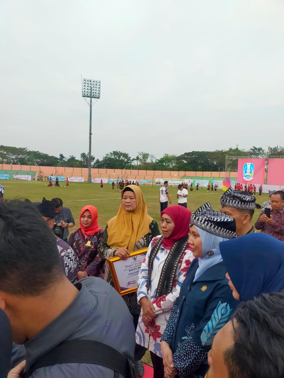 Kabupaten Jember Terima Penghargaan Tokoh Pembina Koperasi pada Peringatan Harkop ke-78 Provinsi Jatim di Bojonegoro