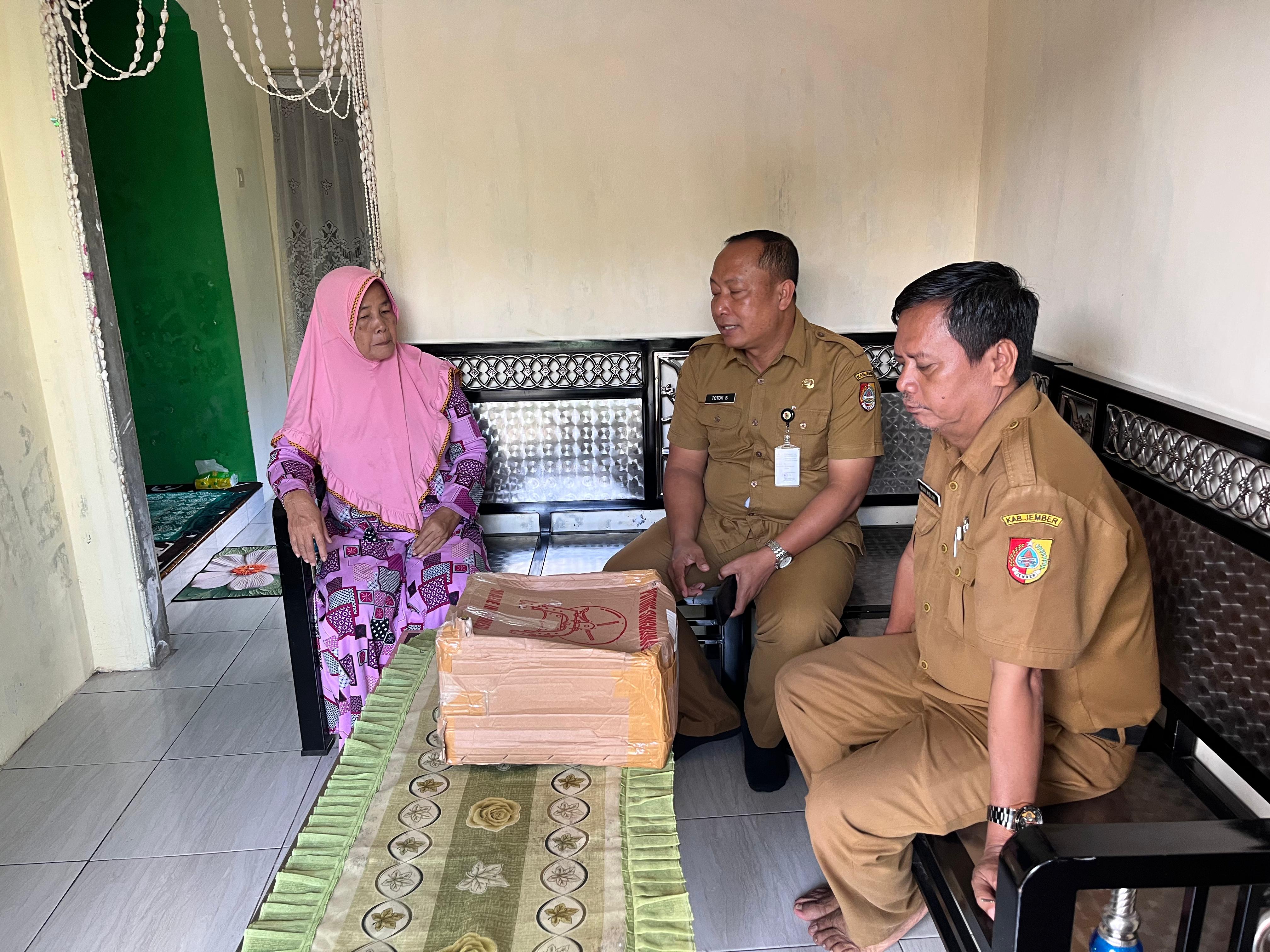 Diskopum Jember Serahkan Bantuan Alat dan Lakukan Monev Terkait Aduan Masyarakat di Wadul Guse