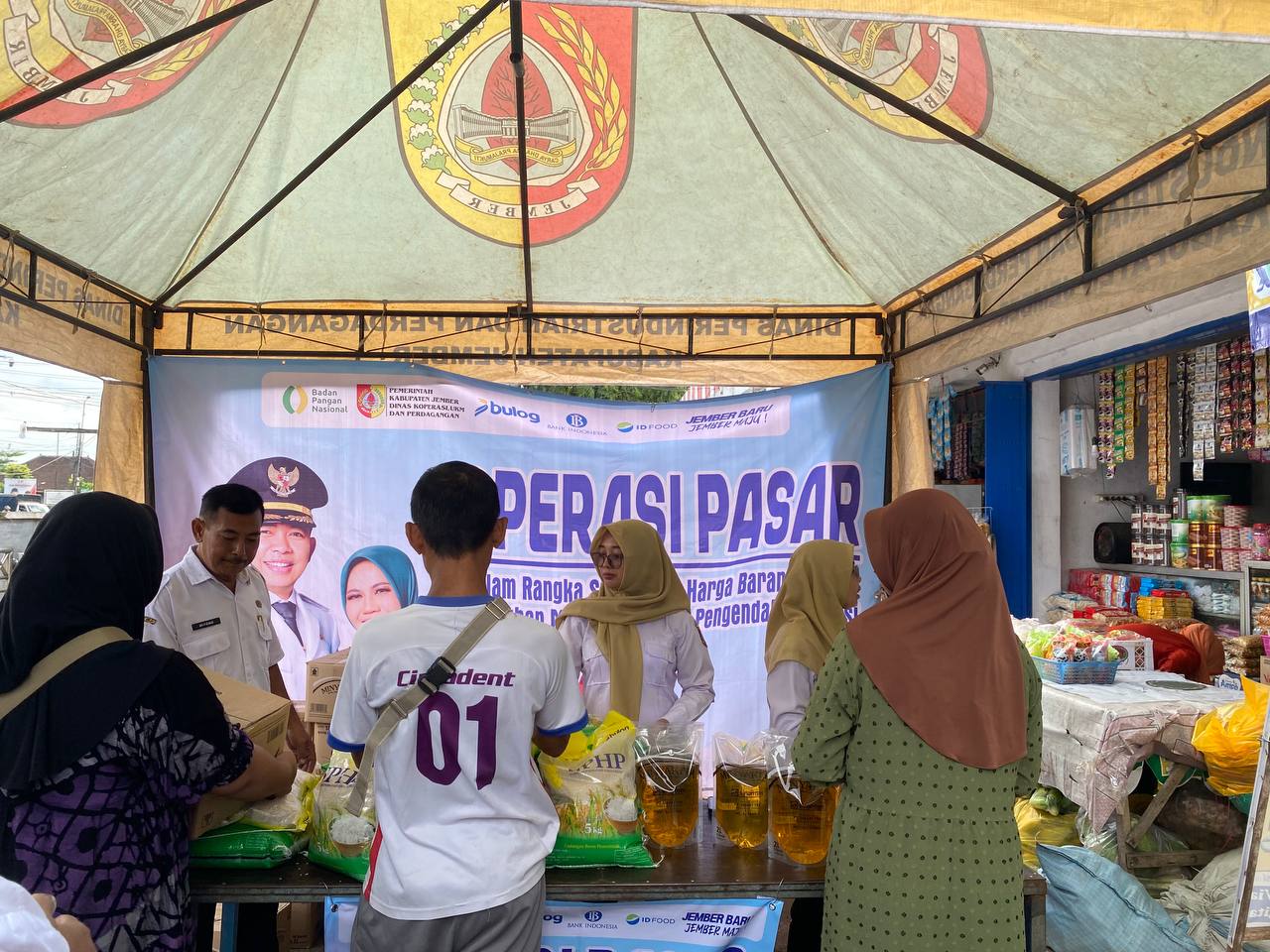 Warga Sambut Positif Operasi Pasar di Pasar Mangli