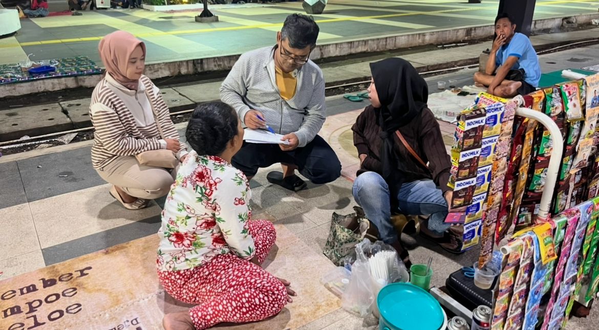 DisKopUKMDag Jember Distribusikan Kupon Beras kepada PKL di Sekitar Alun-Alun
