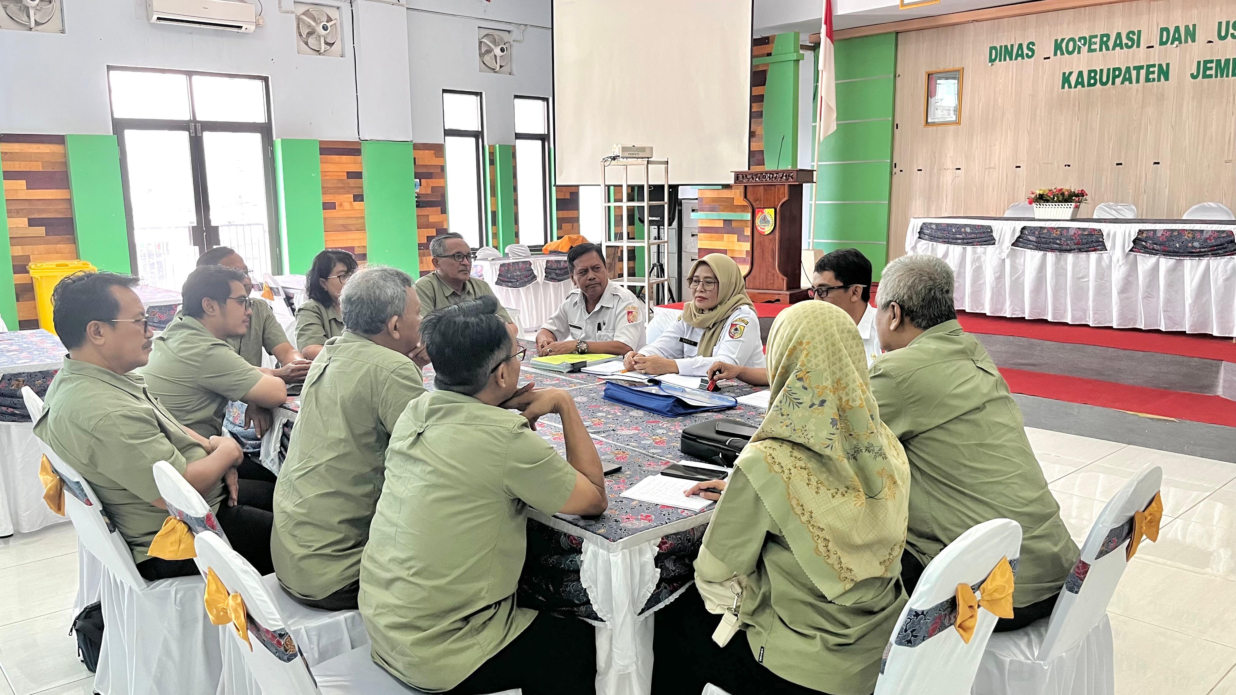 Uji Kelayakan dan Kepatutan Pengurus dan Pengawas Koperasi di Aula Dinas Koperasi dan Usaha Mikro Kabupaten Jember
