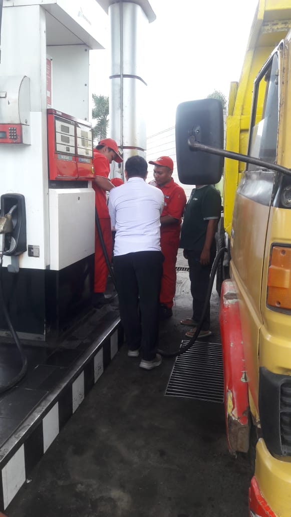 Diskopum Jember Bagikan Makanan kepada Warga yang Antre BBM di Pom Pakusari