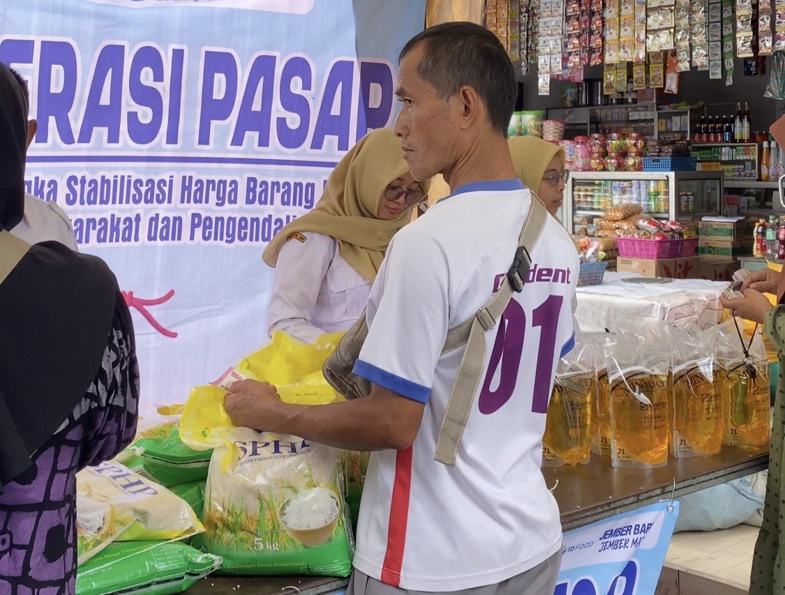 Warga Sambut Positif Operasi Pasar di Pasar Mangli