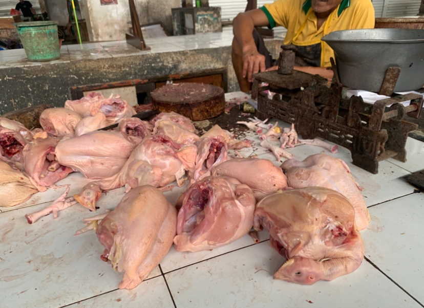 Pantau Harga Bapokting Bersama Pasar Murah, Diskopumdag Jember Turun ke Pasar Mangli