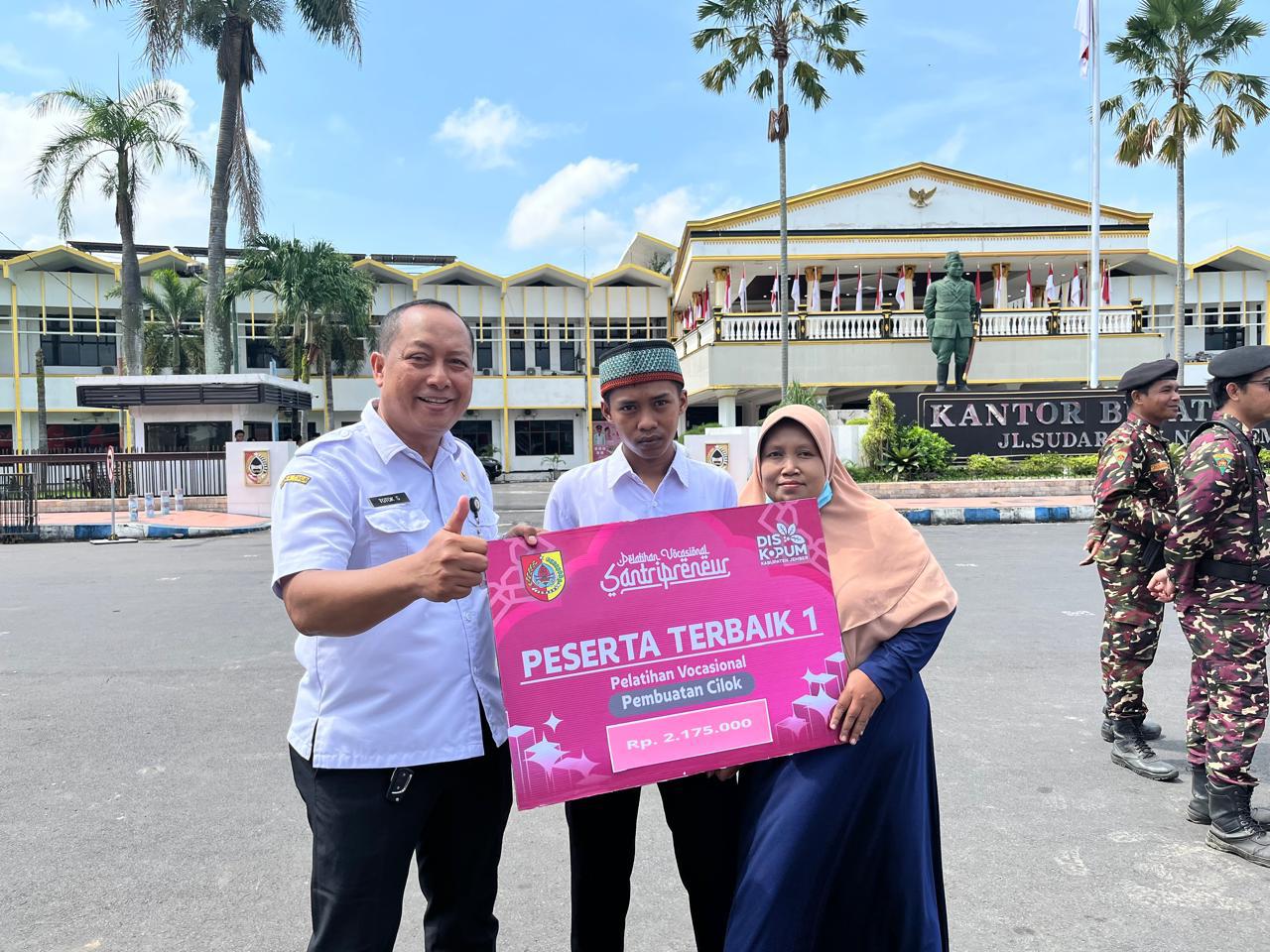 Diskopum Jember Beri Penghargaan Santripreneur Terbaik pada Apel Hari Santri Nasional 2025 di Alun-Alun Jember