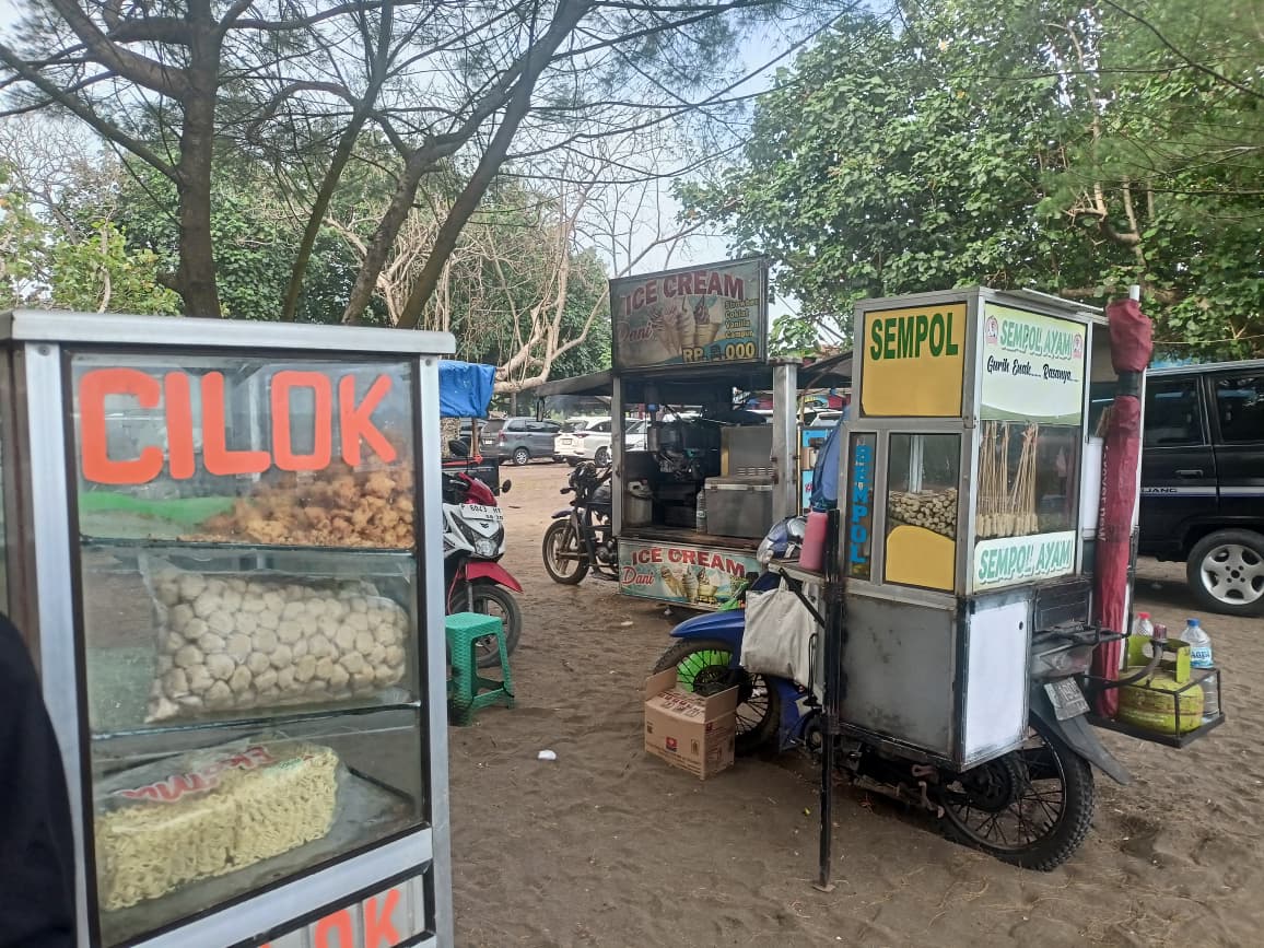 Libur Lebaran, UMKM dan PKL di Kawasan Pantai Watu Ulo Alami Peningkatan Penjualan